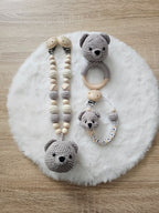 Baby Geschenkset Bär – Kinderwagenkette, Schnullerkette, Greifring & Babyschuhe