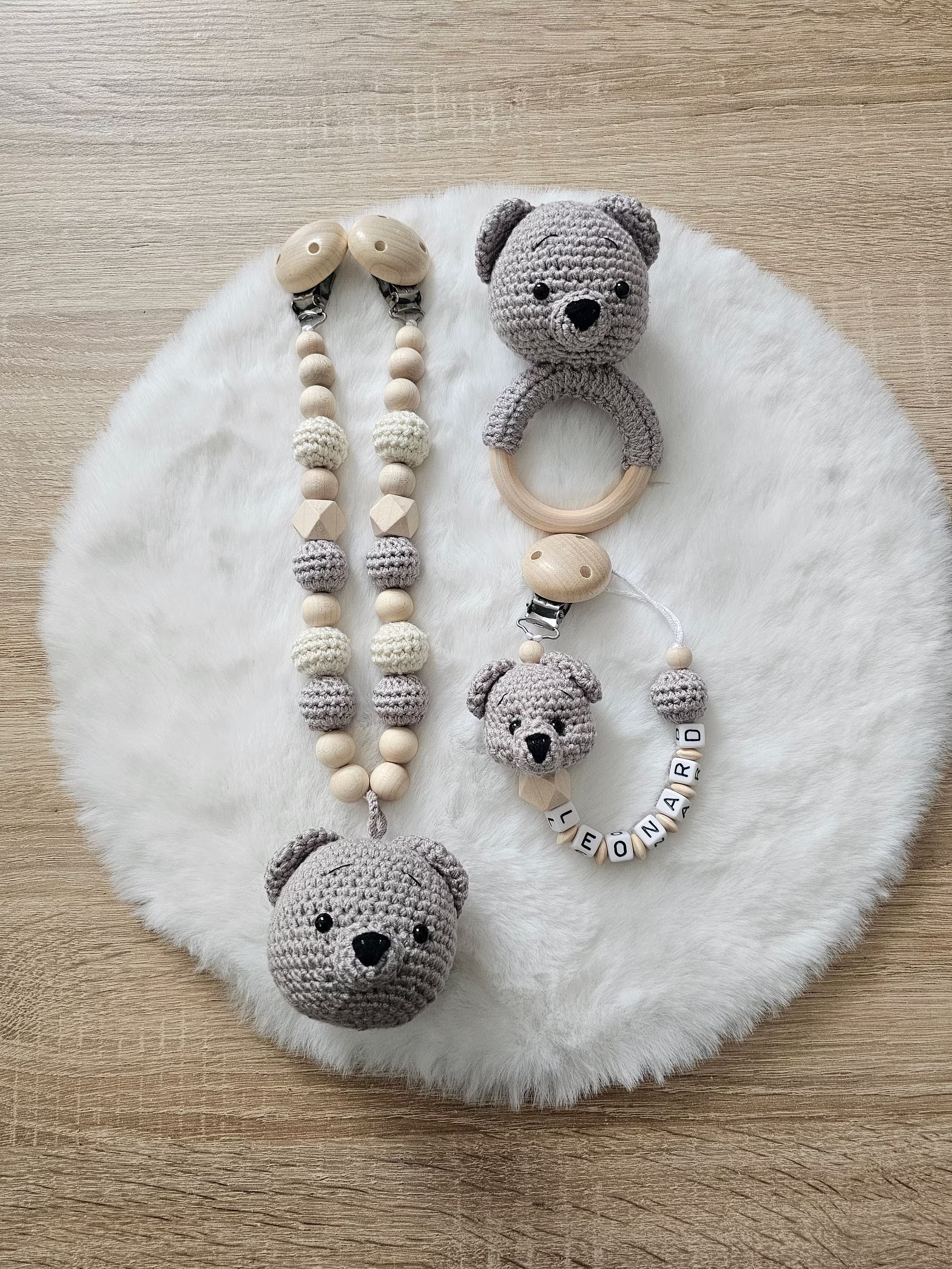 Baby Geschenkset Bär – Kinderwagenkette, Schnullerkette, Greifring & Babyschuhe