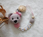 Baby Geschenkset Bär Mädchen Rosa – Schnullerkette, Greifring & Babyschuhe