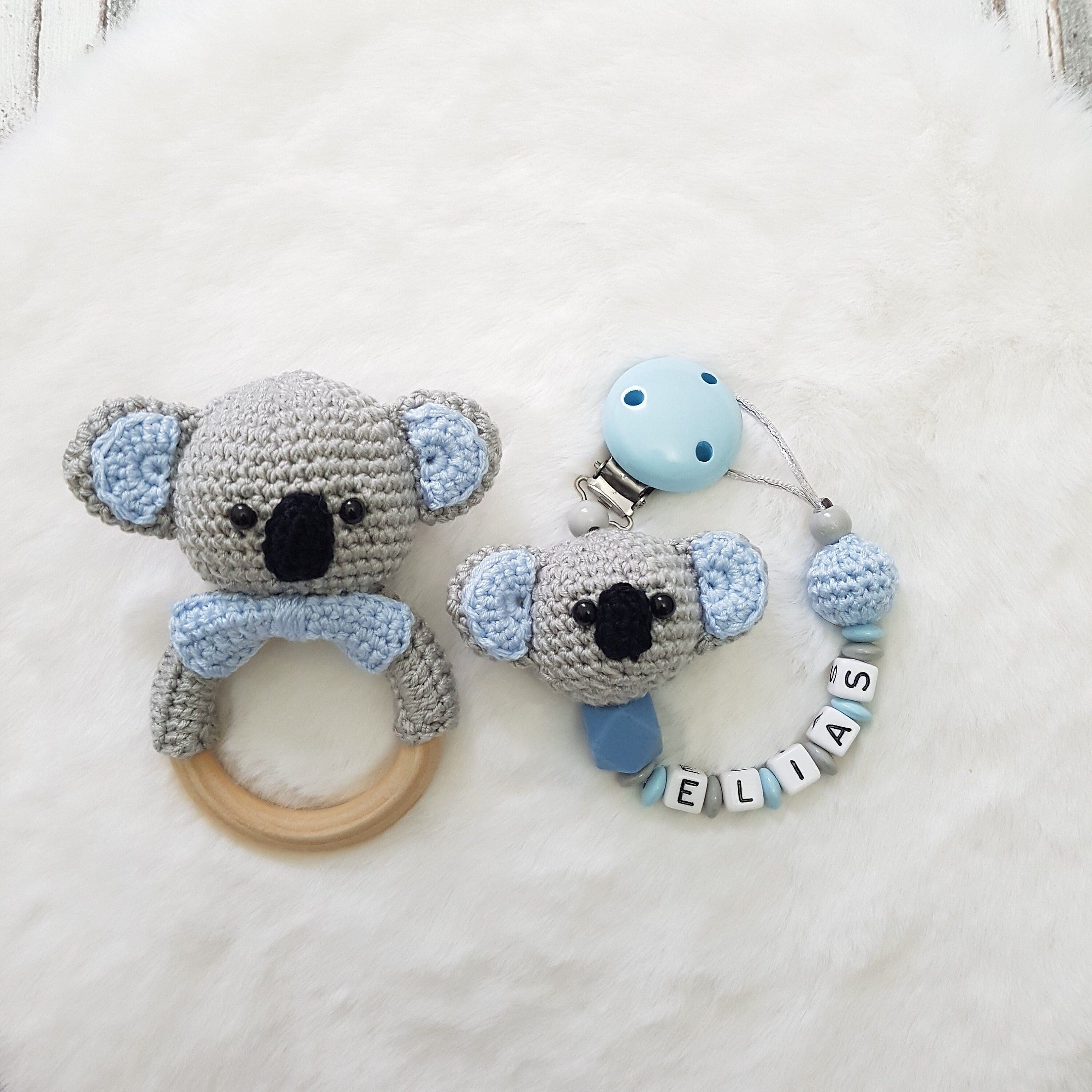 Baby Geschenkset Koala Junge – Schmusetier, Schnullerkette & Greifring