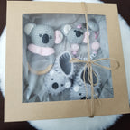 Baby Geschenkset Koala Mädchen – Schmusetier, Schnullerkette & Greifring