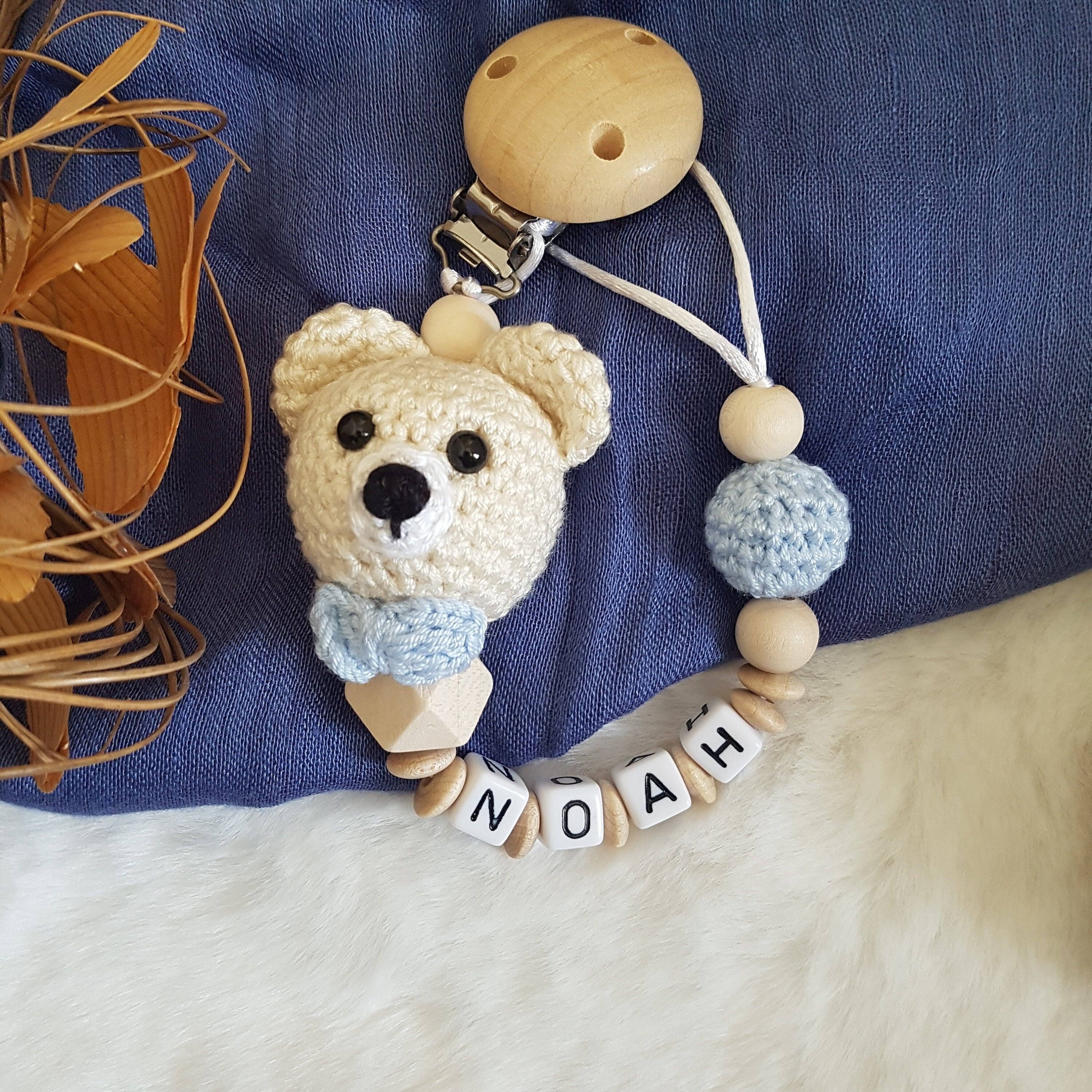 Baby Geschenkset Bär – Kinderwagenkette, Schnullerkette & Babystrickschuhe
