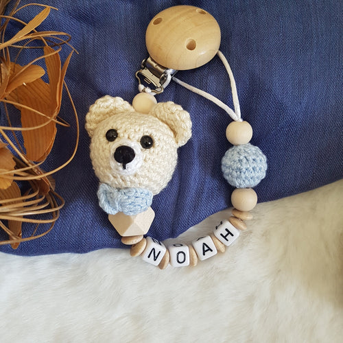 Baby Geschenkset Bär – Kinderwagenkette, Schnullerkette & Babystrickschuhe