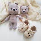 Baby Geschenkset Bär – Schmusetier, Schnullerkette, Greifring & Babyschuhe