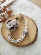 Baby Geschenkset Bär – Kinderwagenkette, Schnullerkette, Greifring & Babyschuhe