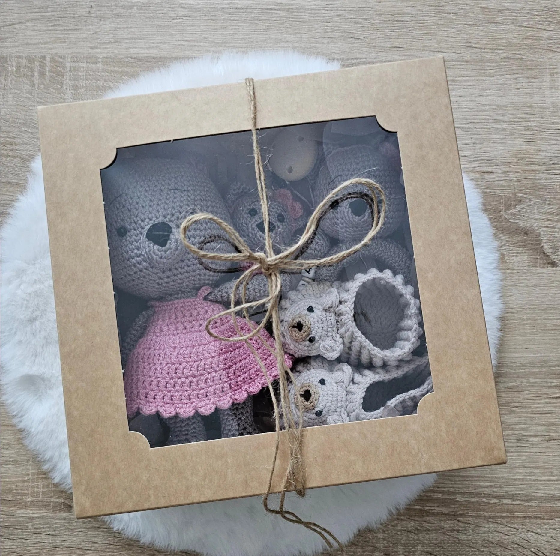 Baby Geschenkset Bär Mädchen Rosa – Schnullerkette, Greifring & Babyschuhe
