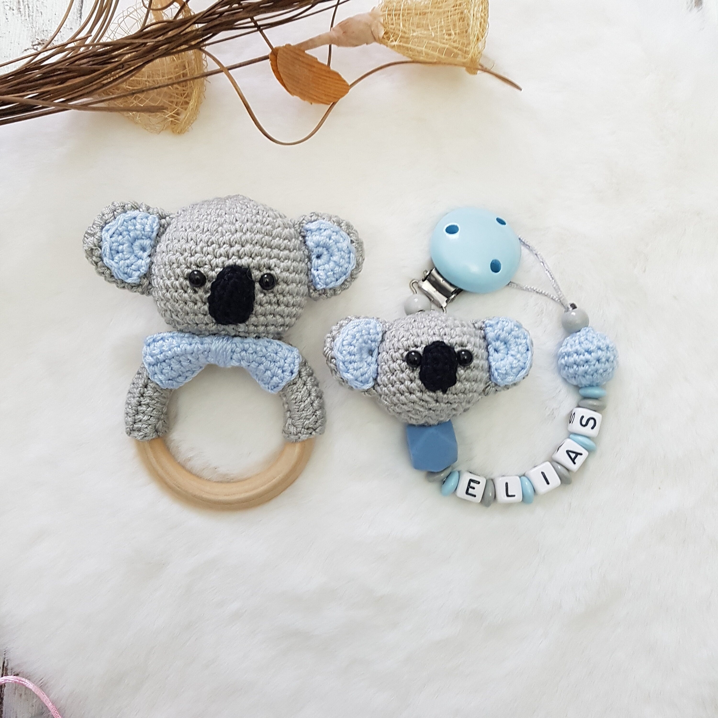 Baby Geschenkset Koala Junge – Schmusetier, Schnullerkette & Greifring