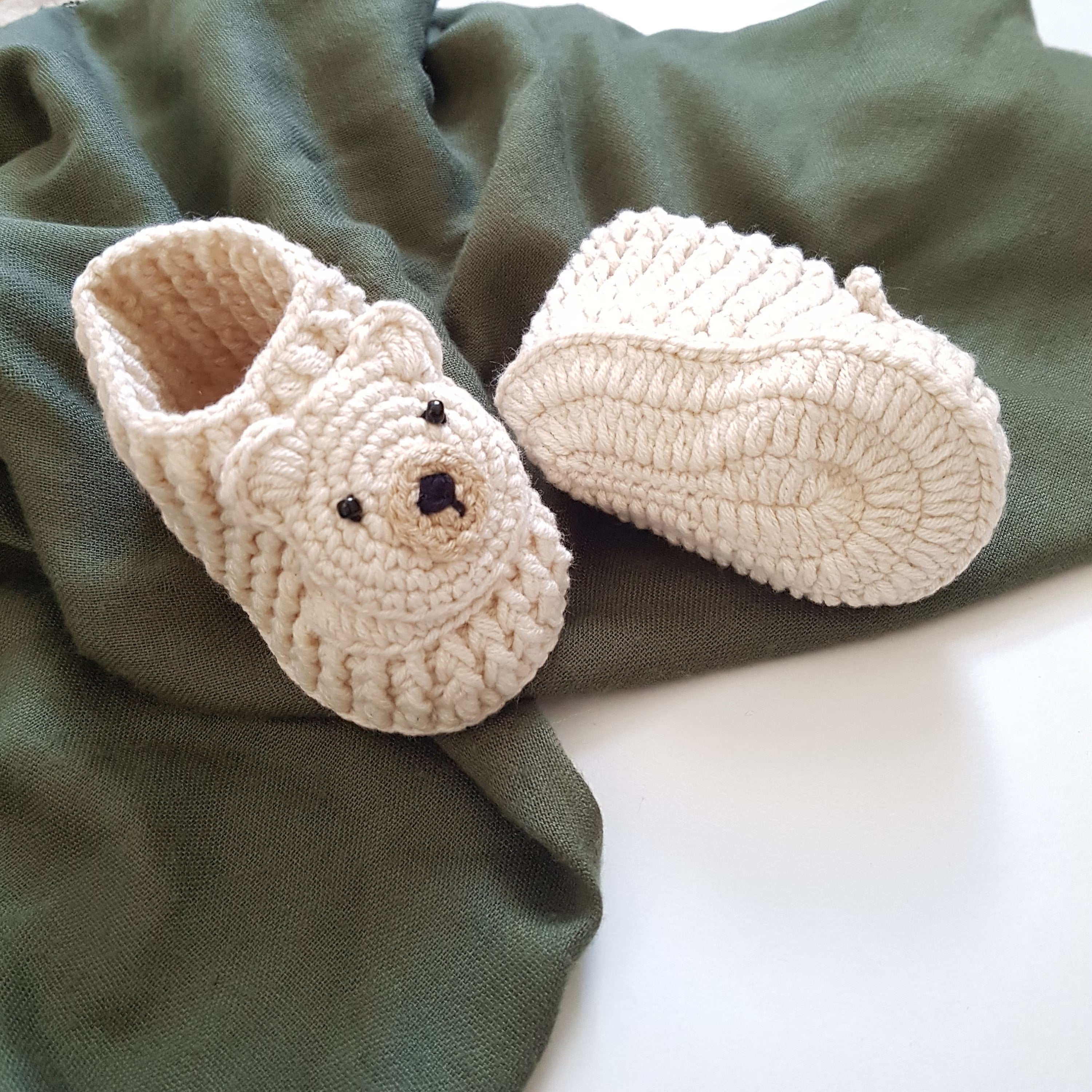 Baby Geschenkset Bär – Kinderwagenkette, Schnullerkette & Babystrickschuhe