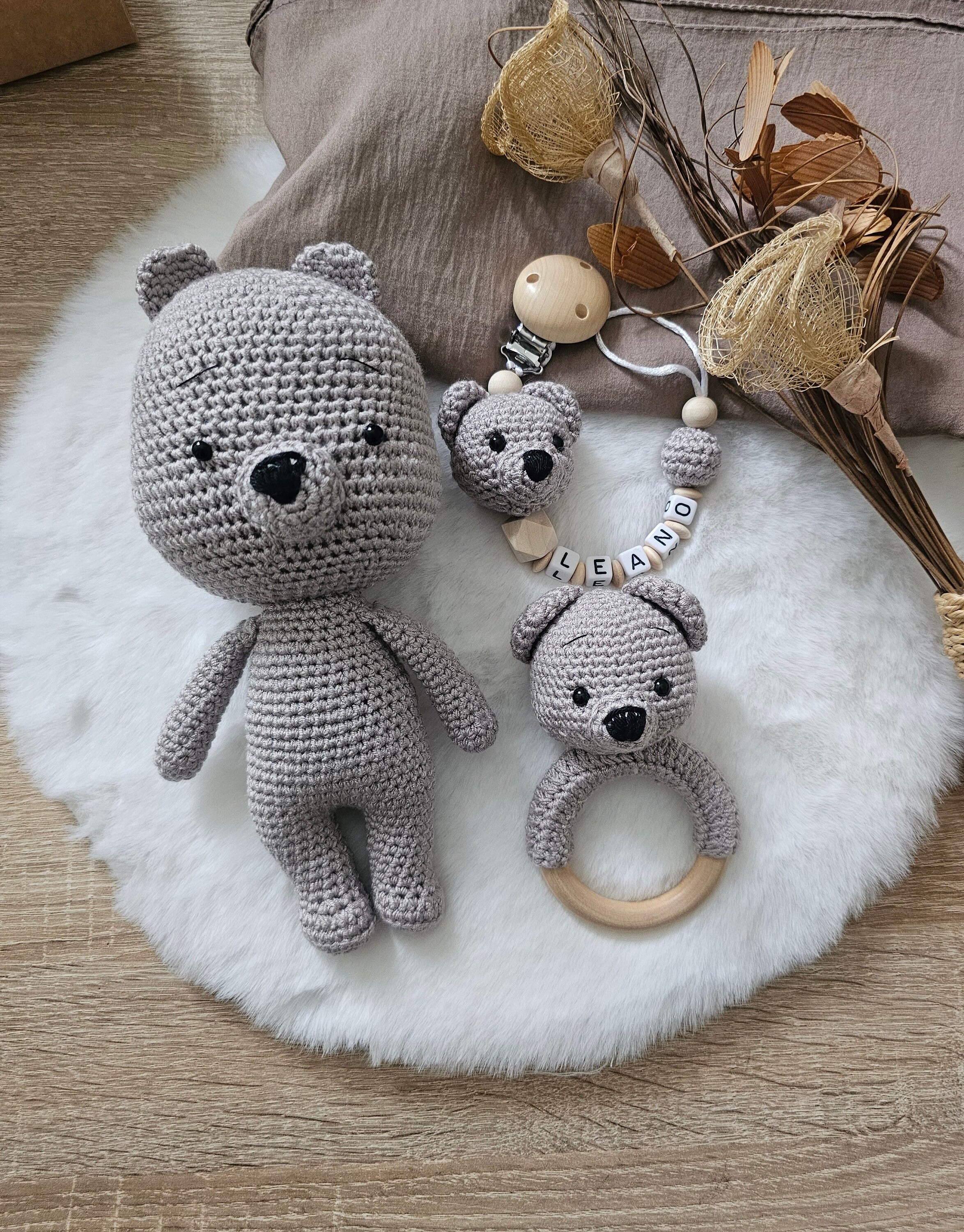 Baby Geschenkset Bär – Schmusetier, Schnullerkette, Greifring & Babyschuhe