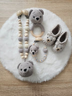Baby Geschenkset Bär – Kinderwagenkette, Schnullerkette, Greifring & Babyschuhe
