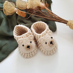 Baby Geschenkset Bär – Kinderwagenkette, Schnullerkette & Babystrickschuhe