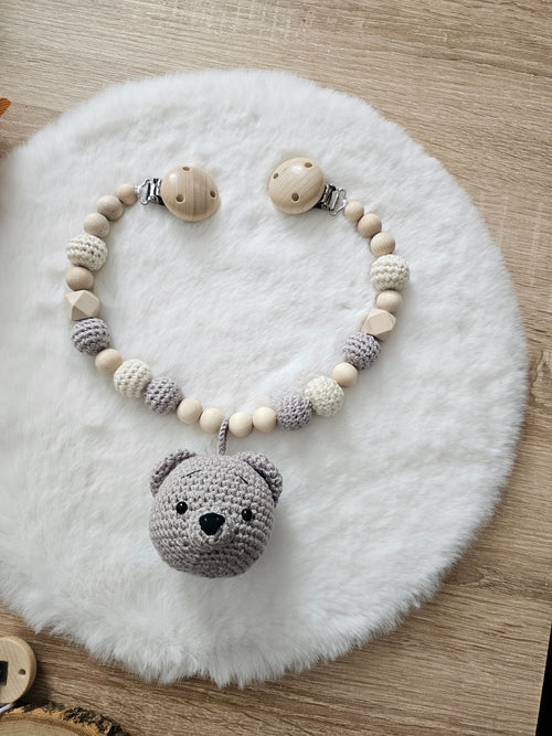 Baby Geschenkset Bär – Kinderwagenkette, Schnullerkette, Greifring & Babyschuhe