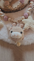 Baby Geschenkset Giraffe – Wagenspanner, Schnullerkette, Greifring & Babyschuhe