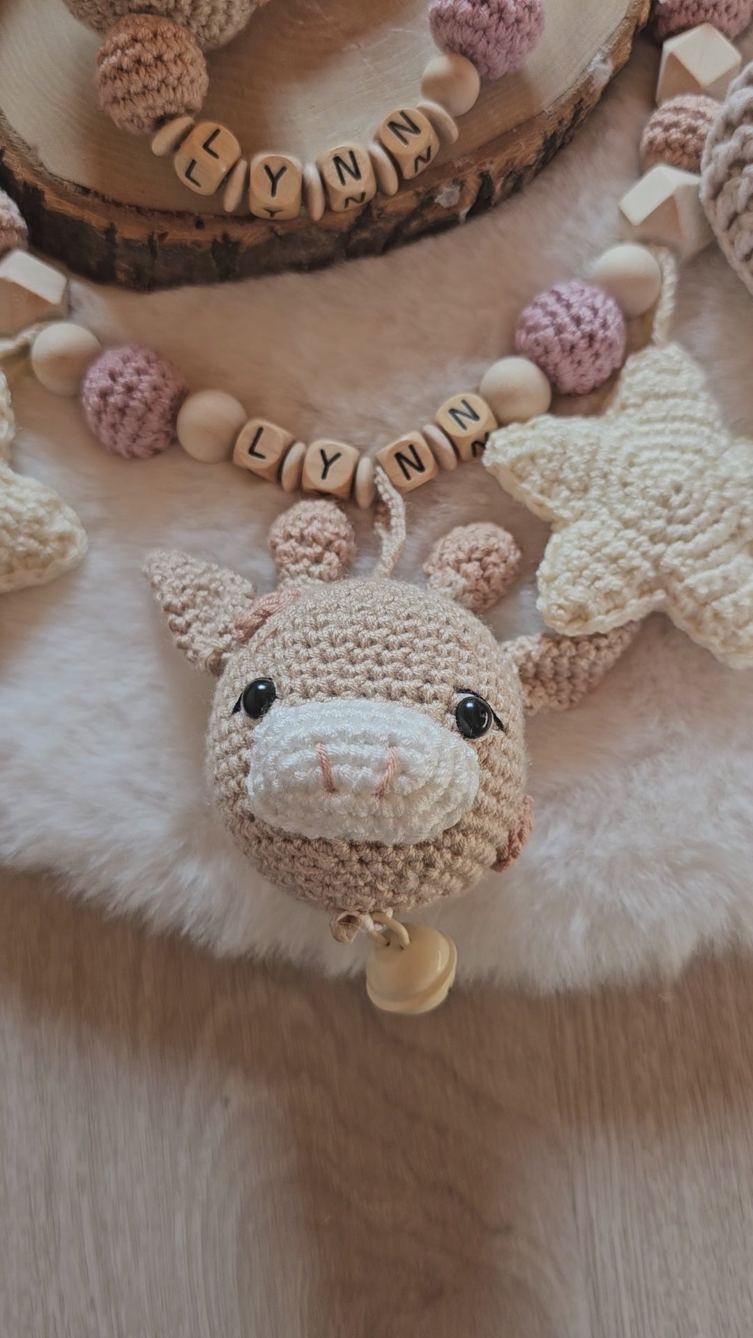 Baby Geschenkset Giraffe – Wagenspanner, Schnullerkette, Greifring & Babyschuhe