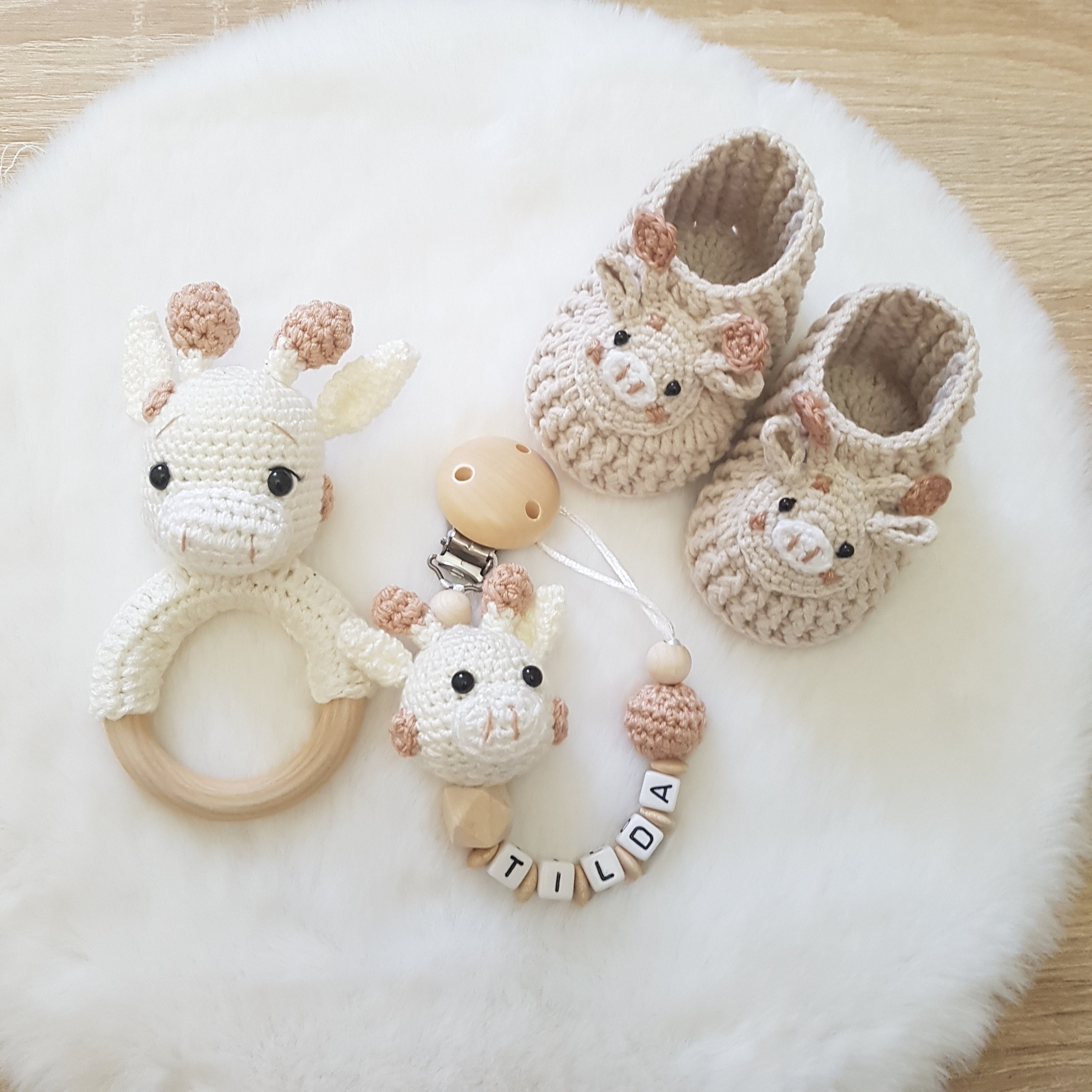 Baby Geschenkset Giraffe – Schmusetier, Schnullerkette & Greifring