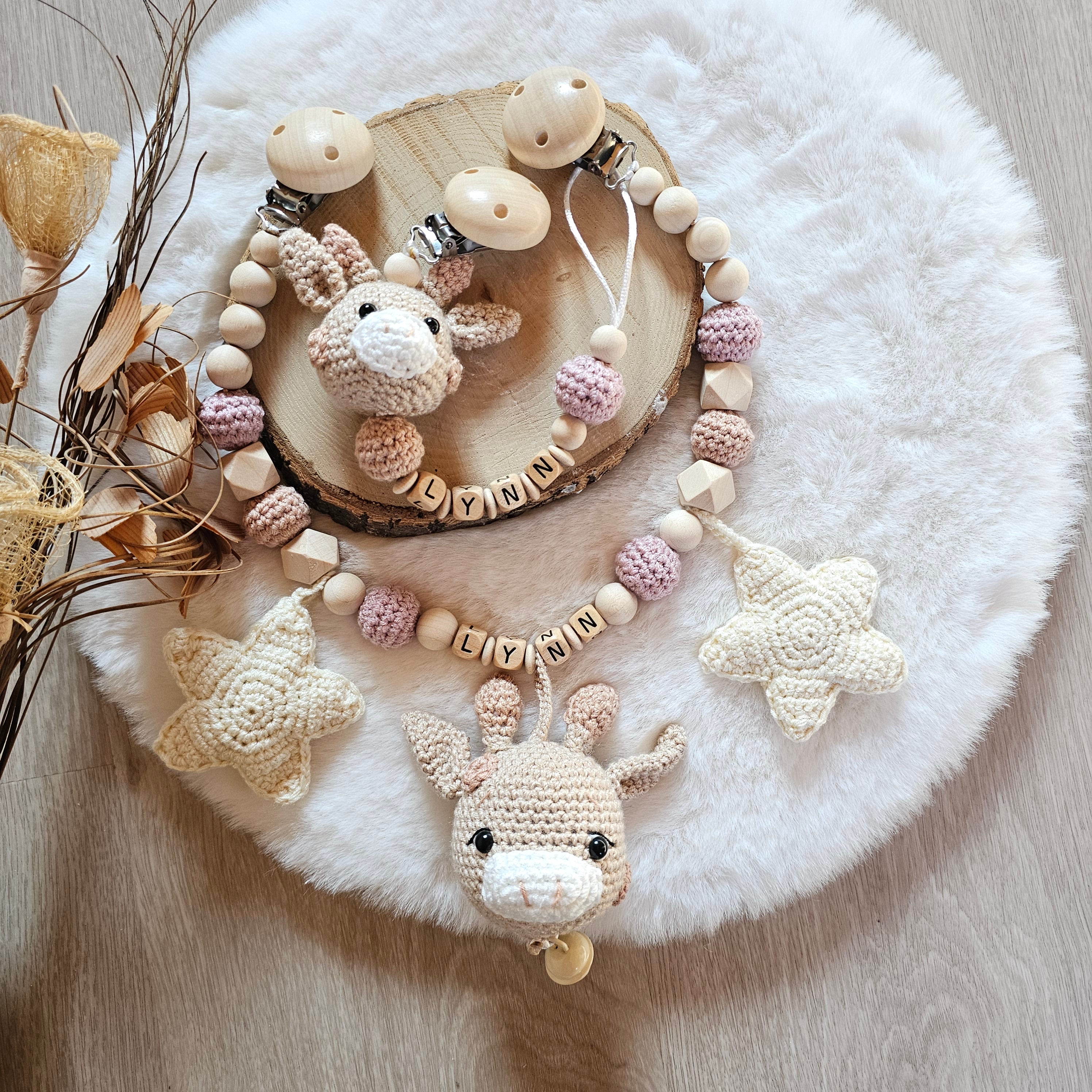 Baby Geschenkset Giraffe – Wagenspanner, Schnullerkette, Greifring & Babyschuhe