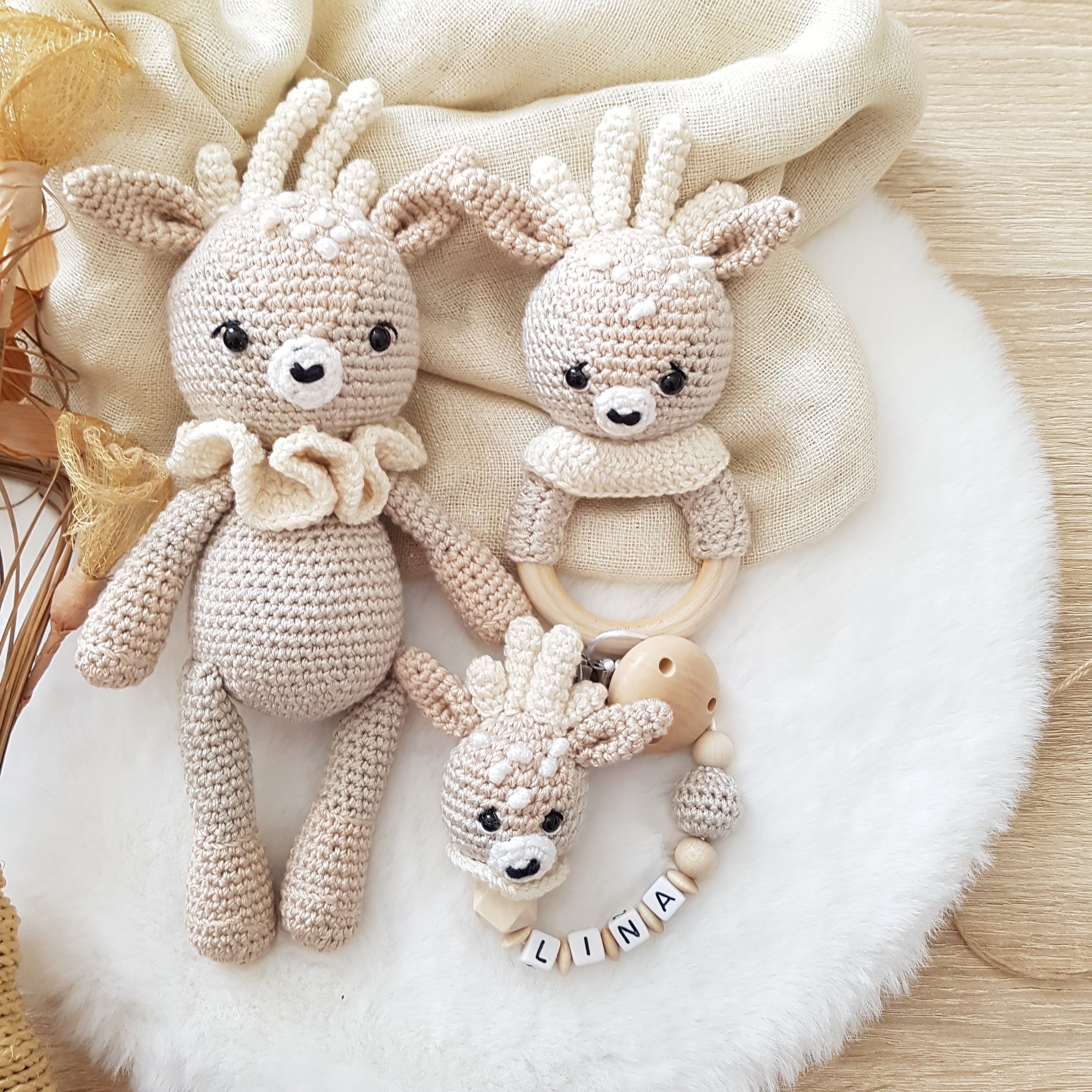 Baby Geschenkset Rehkitz – Schmusetier, Schnullerkette, Greifring & Babyschuhe