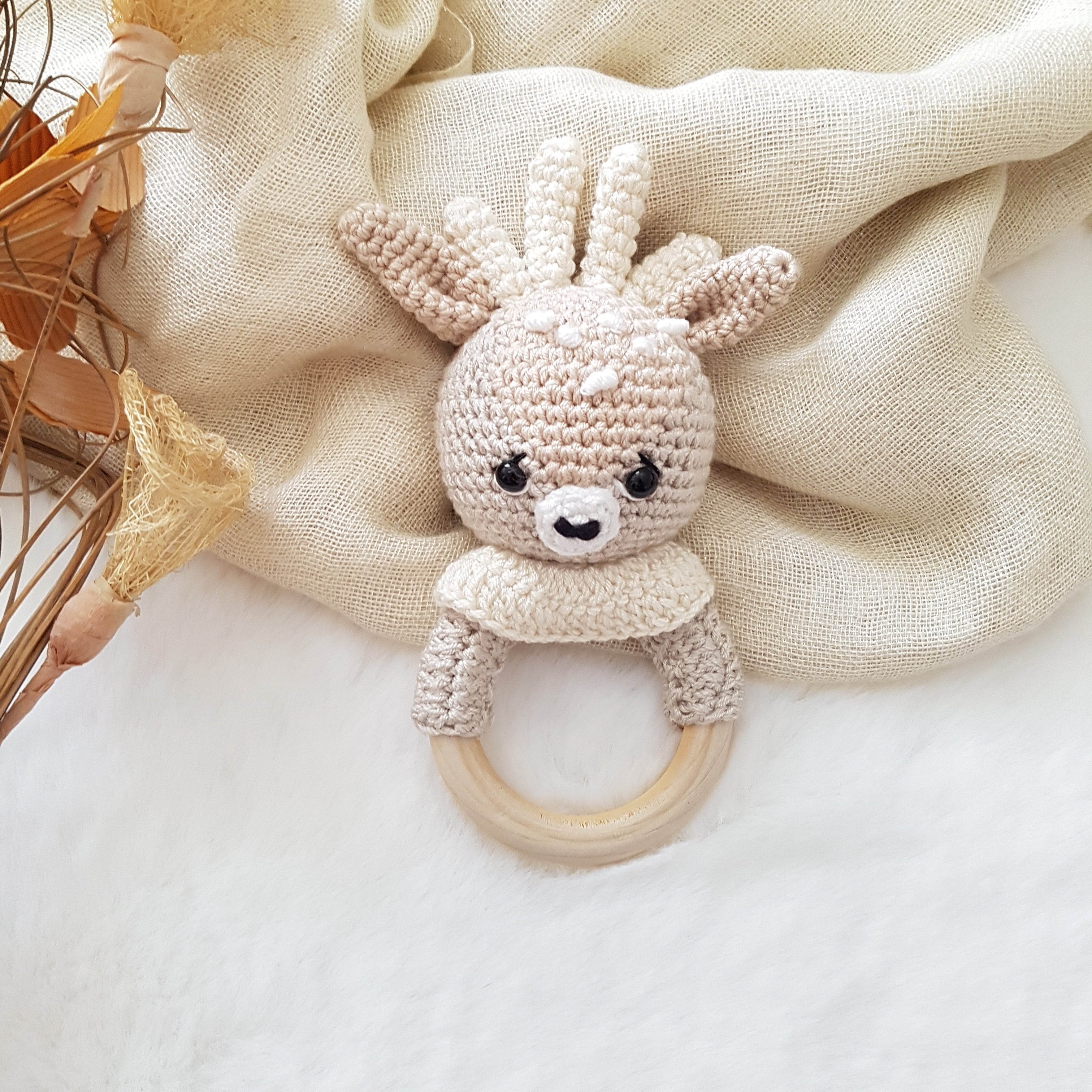 Baby Geschenkset Rehkitz – Schmusetier, Schnullerkette, Greifring & Babyschuhe