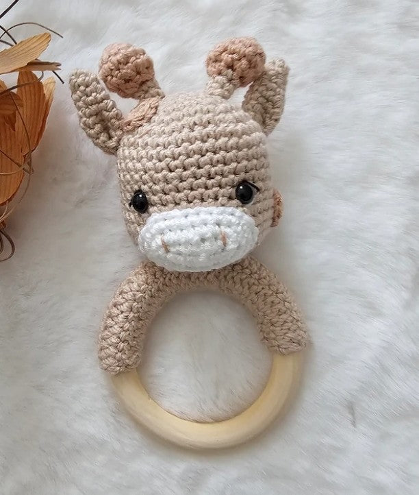 Baby Geschenkset Giraffe – Wagenspanner, Schnullerkette, Greifring & Babyschuhe