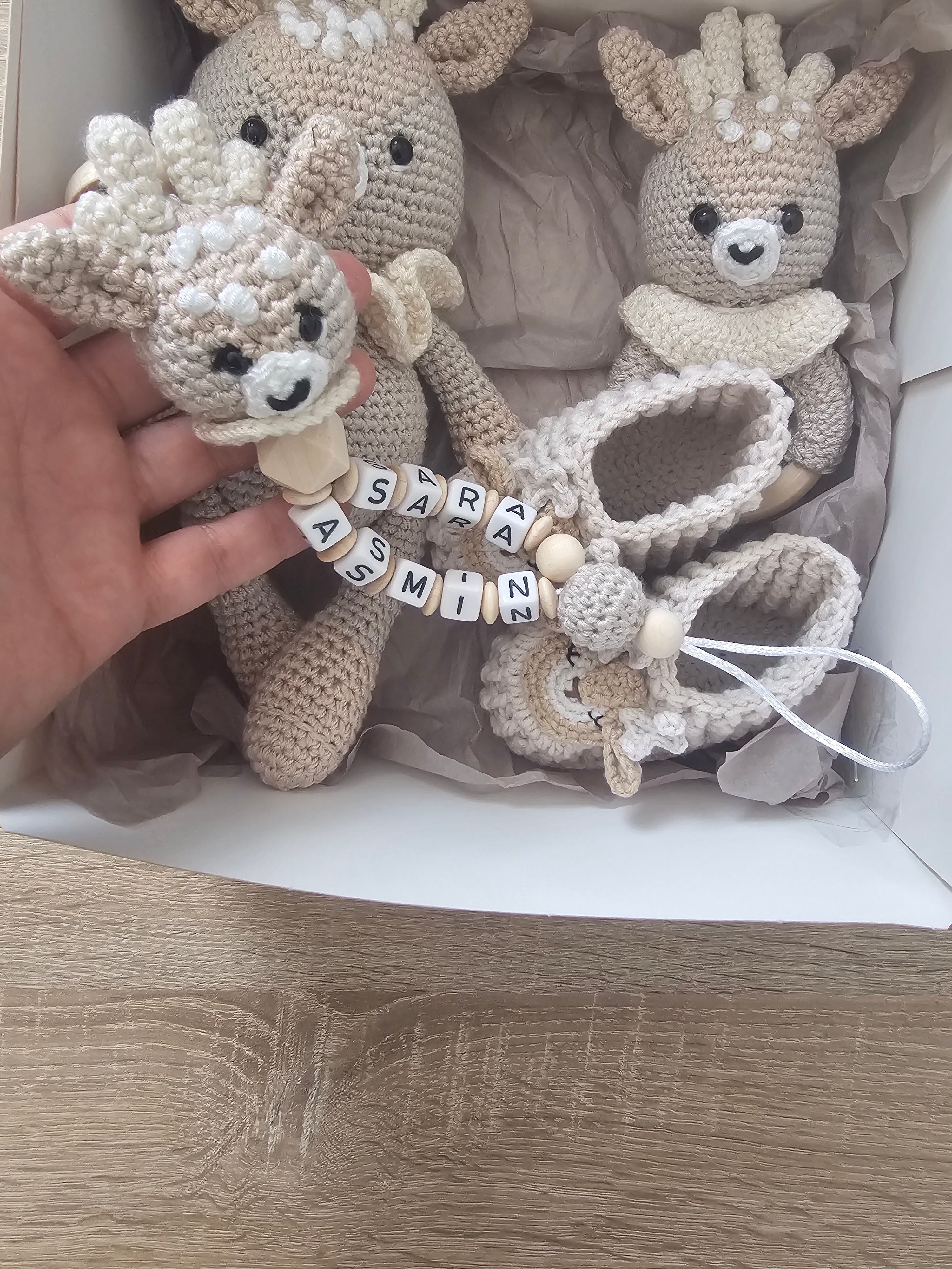 Baby Geschenkset Rehkitz – Schmusetier, Schnullerkette, Greifring & Babyschuhe