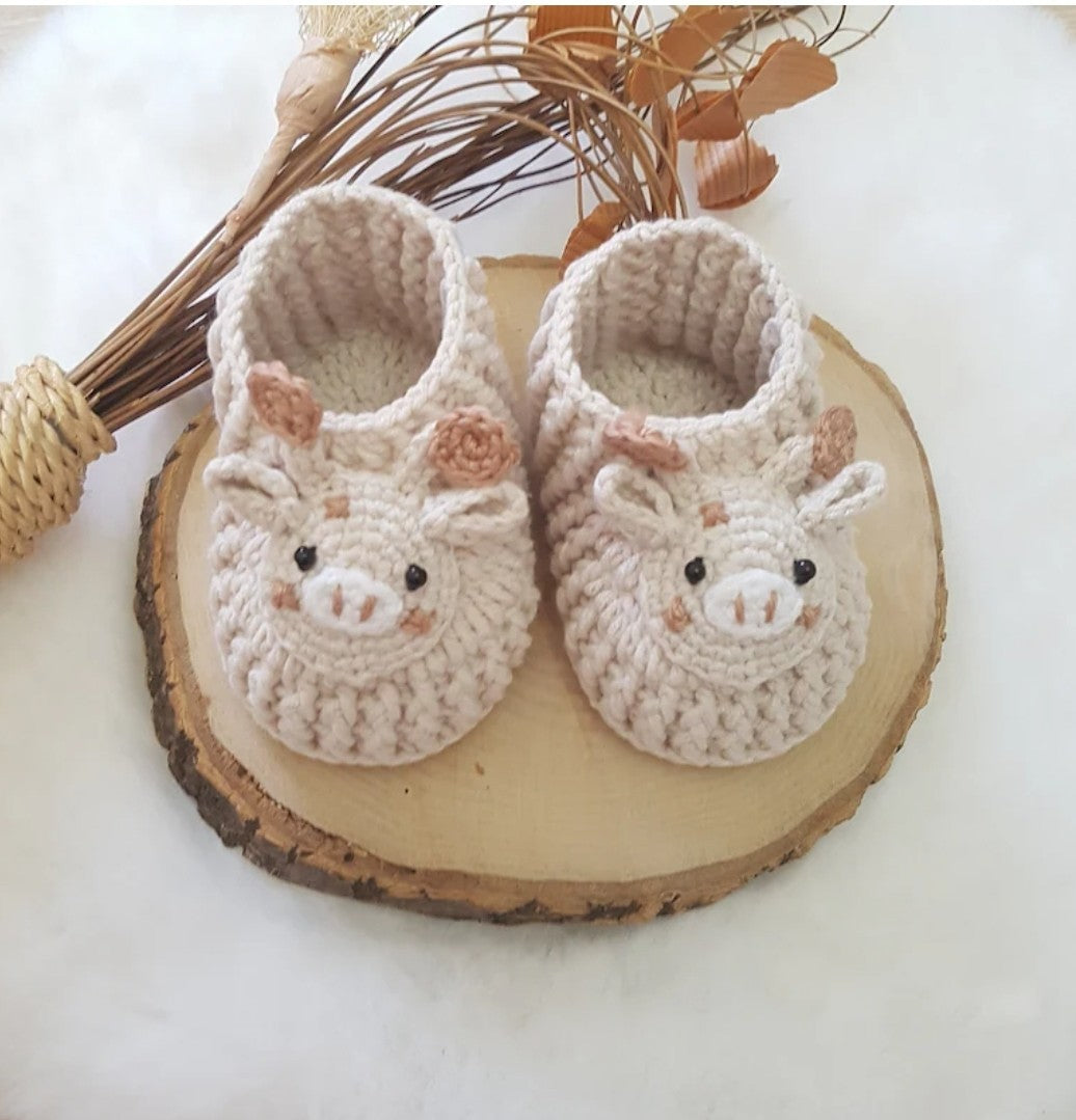 Baby Geschenkset Giraffe – Wagenspanner, Schnullerkette, Greifring & Babyschuhe